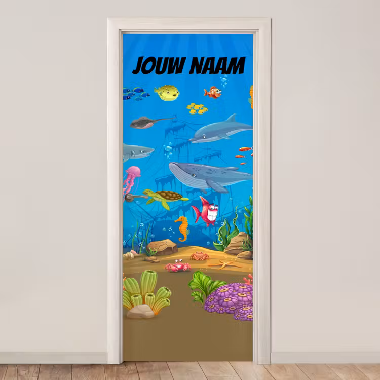 Onderwaterwereld met vissen en zeeleven en de tekst “Deze kamer is van: jouw naam”. deurposter klein -3d_beige