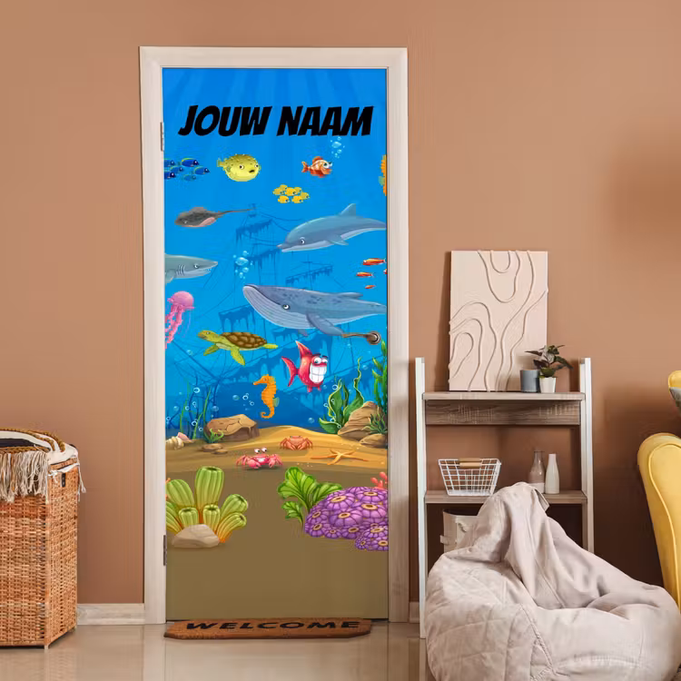 Onderwaterwereld met vissen en zeeleven en de tekst “Deze kamer is van: jouw naam”. deurposter klein -sfeer1