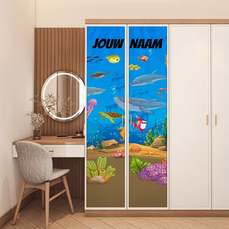 Onderwaterwereld met vissen en zeeleven en de tekst “Deze kamer is van: jouw naam”. deurposter klein -sfeer3