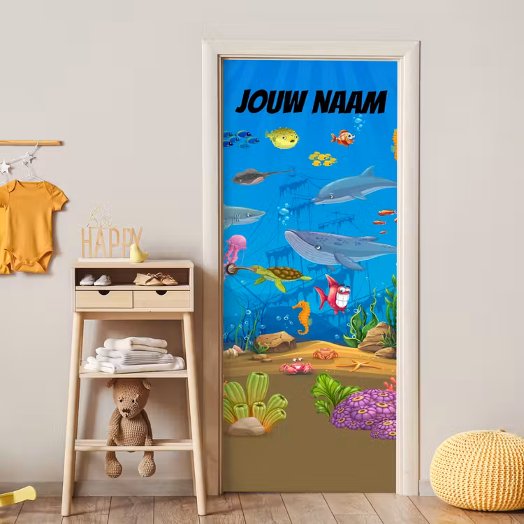 Onderwaterwereld met vissen en zeeleven en de tekst “Deze kamer is van: jouw naam”. deurposter klein -sfeer4