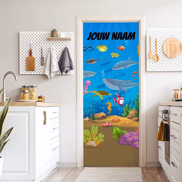 Onderwaterwereld met vissen en zeeleven en de tekst “Deze kamer is van: jouw naam”. deurposter klein -sfeer5