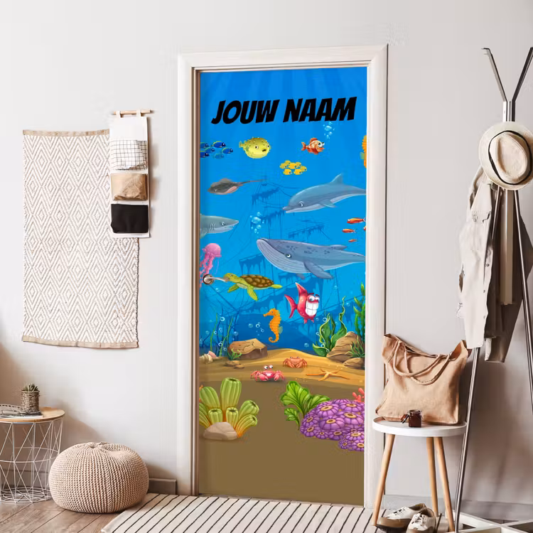 Onderwaterwereld met vissen en zeeleven en de tekst “Deze kamer is van: jouw naam”. deurposter klein -sfeer6