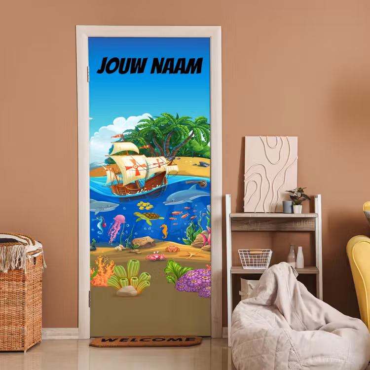 Piratenschip bij een eiland met onderwaterdieren en de tekst “Deze kamer is van: jouw naam”. deurposter klein -sfeer1