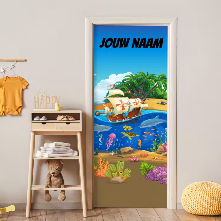 Piratenschip bij een eiland met onderwaterdieren en de tekst “Deze kamer is van: jouw naam”. deurposter klein -sfeer4