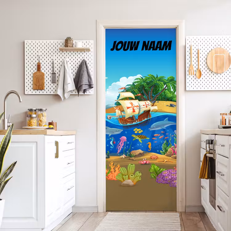 Piratenschip bij een eiland met onderwaterdieren en de tekst “Deze kamer is van: jouw naam”. deurposter klein -sfeer5