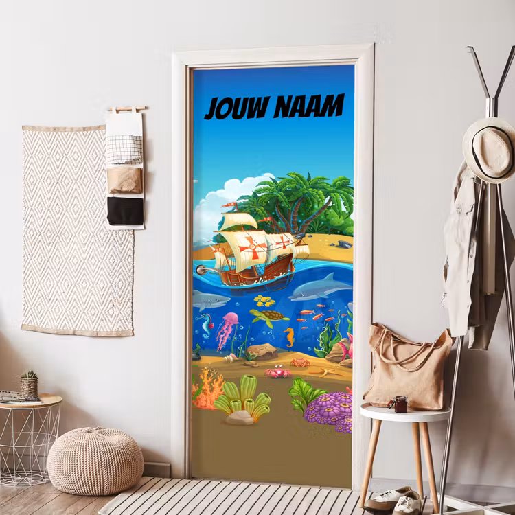 Piratenschip bij een eiland met onderwaterdieren en de tekst “Deze kamer is van: jouw naam”. deurposter klein -sfeer6