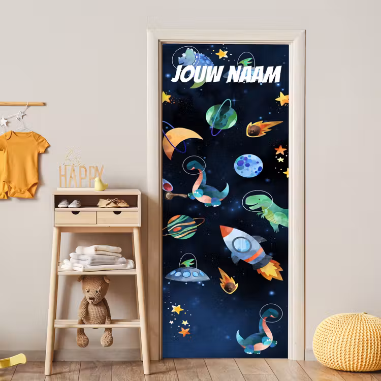 Speelse ruimteillustratie met dinosaurussen en raket en de tekst “Deze kamer is van: jouw naam”. deurposter klein -sfeer4