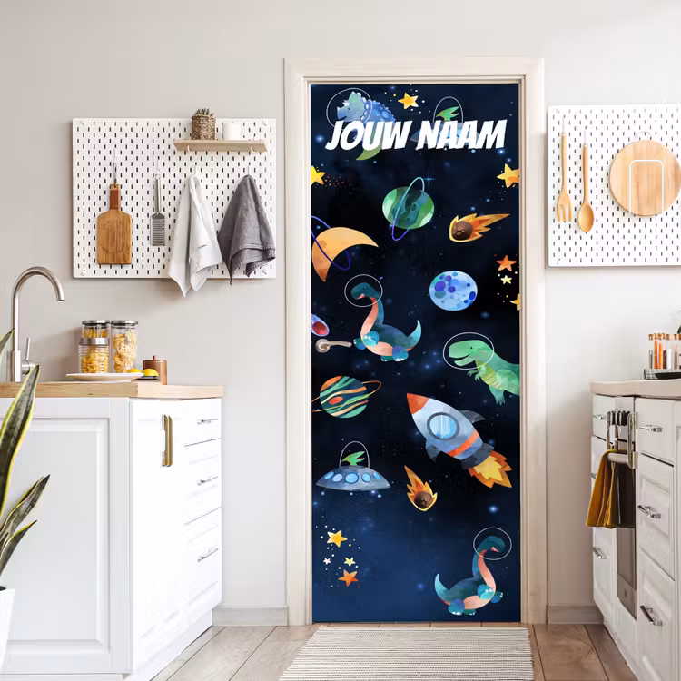 Speelse ruimteillustratie met dinosaurussen en raket en de tekst “Deze kamer is van: jouw naam”. deurposter klein -sfeer5
