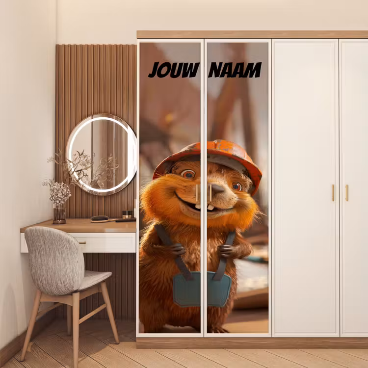 Schattig dier met bouwhelm en tas en de tekst “Deze kamer is van: jouw naam”. deurposter klein -sfeer3