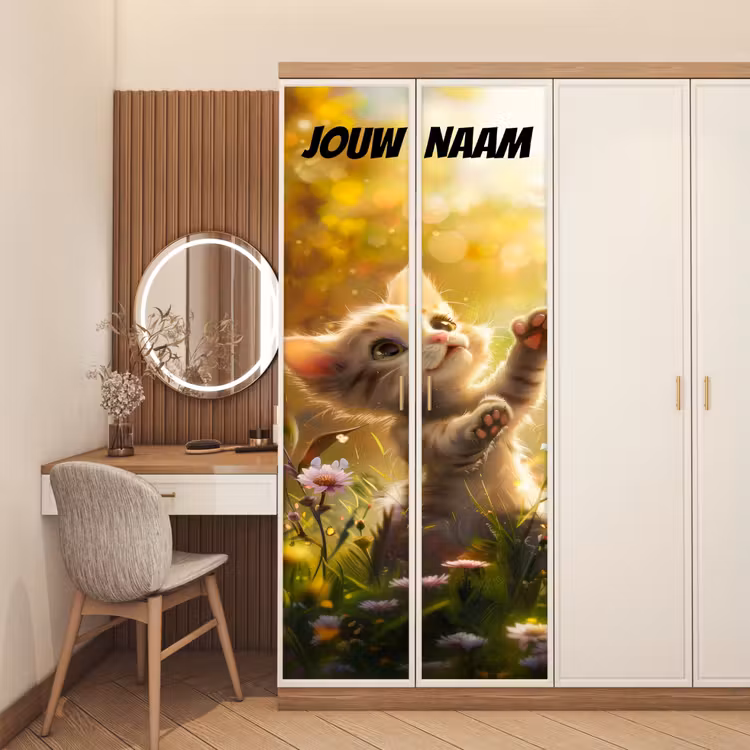 Schattig kitten in bloemenveld met de tekst “Deze kamer is van: jouw naam”. deurposter klein -sfeer3