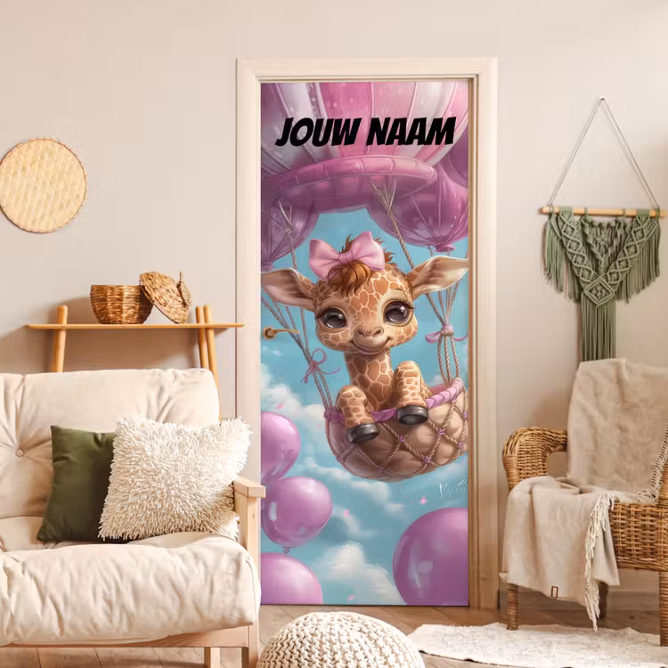 Schattige giraffe in luchtballon met de tekst “Deze kamer is van: jouw naam”. deurposter klein -sfeer2