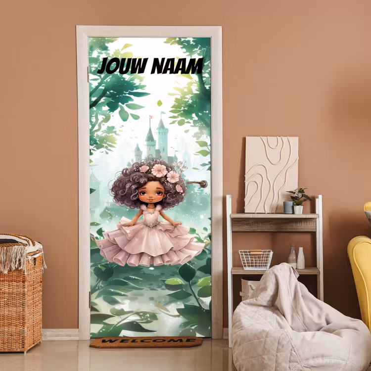 Sprookjesachtig meisje in jurk met bloemen en de tekst “Deze kamer is van: jouw naam”. deurposter klein -sfeer1