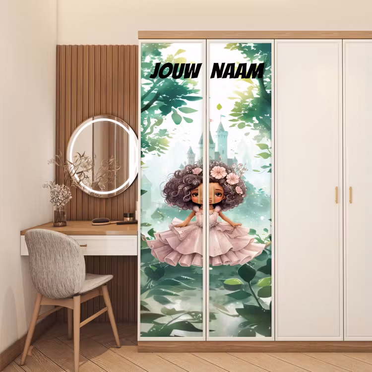 Sprookjesachtig meisje in jurk met bloemen en de tekst “Deze kamer is van: jouw naam”. deurposter klein -sfeer3