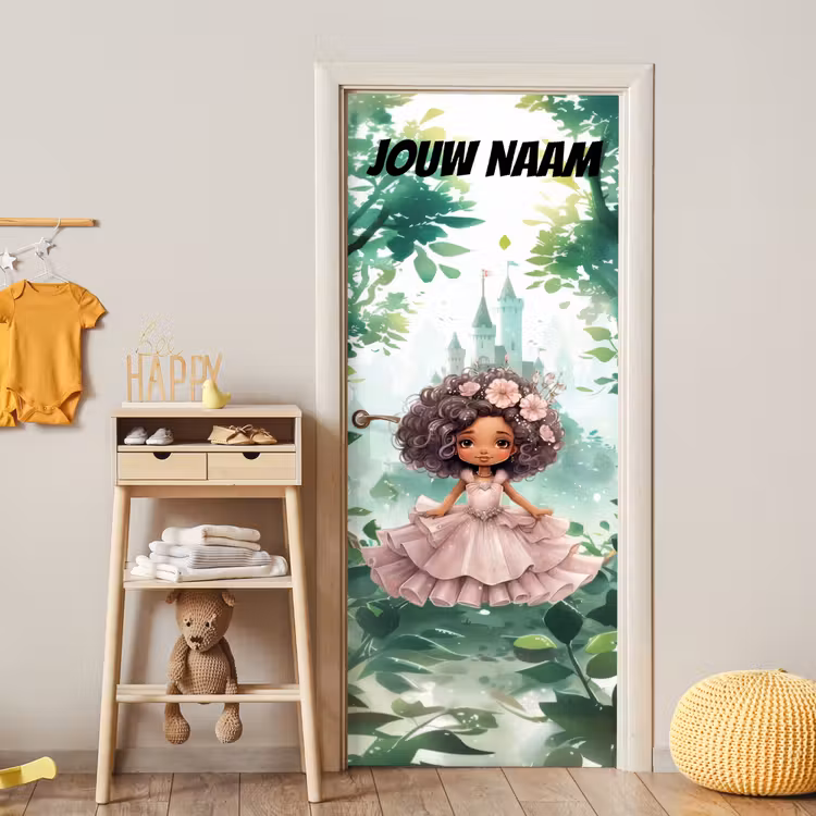 Sprookjesachtig meisje in jurk met bloemen en de tekst “Deze kamer is van: jouw naam”. deurposter klein -sfeer4