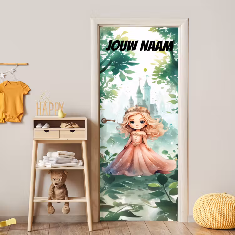 Sprookjesachtig prinsesje met kroon en de tekst “Deze kamer is van: jouw naam”. deurposter klein -sfeer4