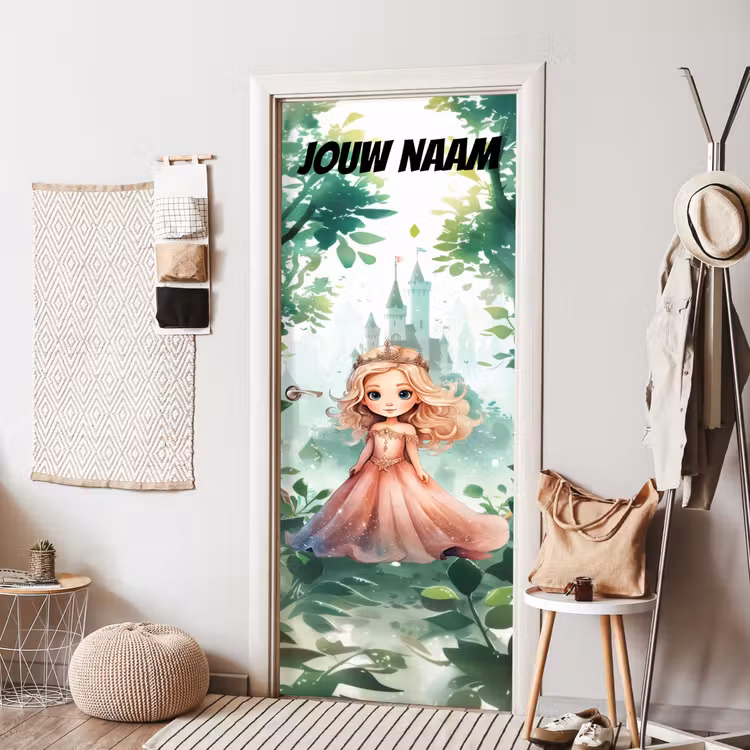 Sprookjesachtig prinsesje met kroon en de tekst “Deze kamer is van: jouw naam”. deurposter klein -sfeer6