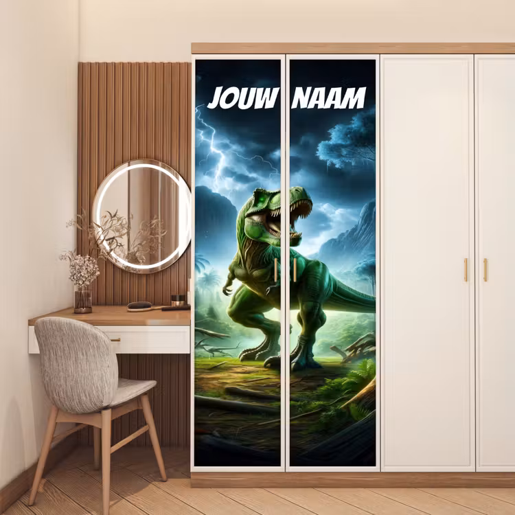 Stoere T-rex in jungle met bliksem en de tekst “Deze kamer is van: jouw naam”. deurposter klein -sfeer3