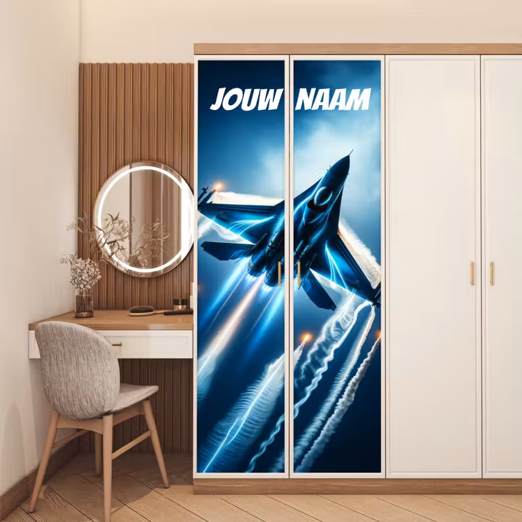 Straaljager met lichtsporen en raketten in de lucht met personaliseerbare tekst bovenaan. deurposter klein -sfeer3