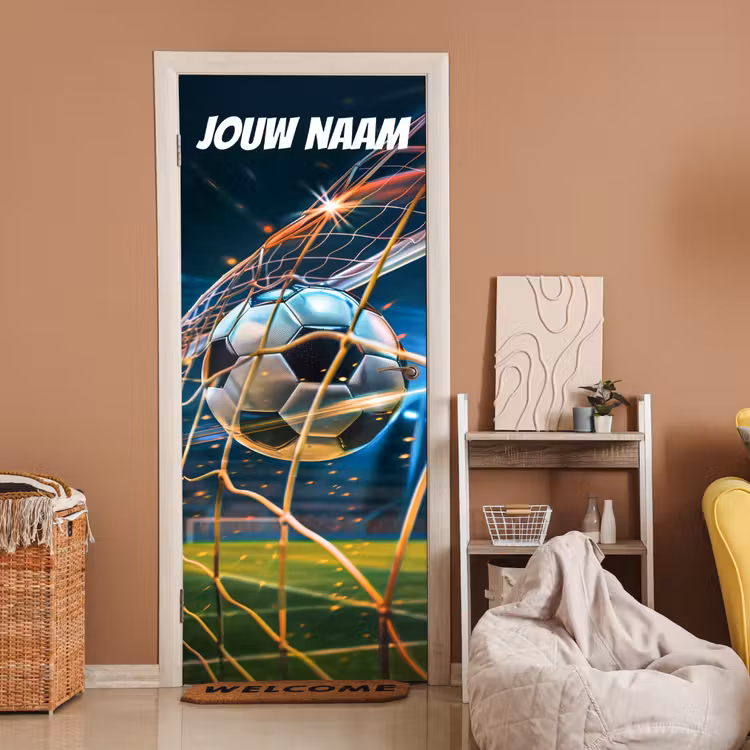 Voetbal die in het doel vliegt met vonken en personaliseerbare tekst bovenaan. deurposter klein -sfeer1