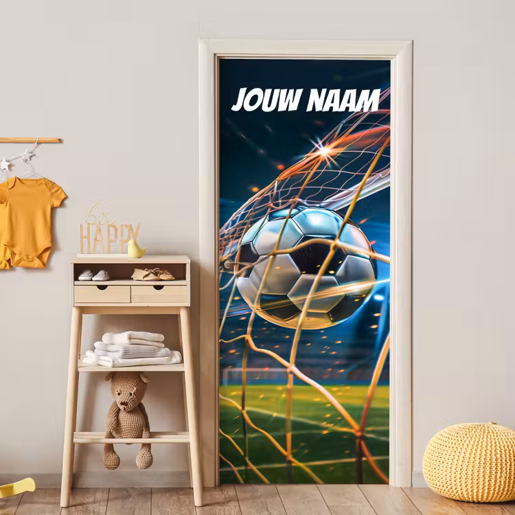 Voetbal die in het doel vliegt met vonken en personaliseerbare tekst bovenaan. deurposter klein -sfeer4