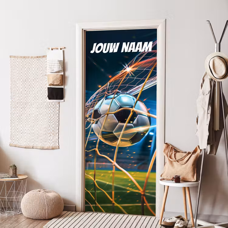 Voetbal die in het doel vliegt met vonken en personaliseerbare tekst bovenaan. deurposter klein -sfeer6