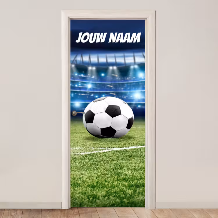 Voetbal op grasveld in een stadion met verlichting en personaliseerbare tekst bovenaan. deurposter klein -3d_beige