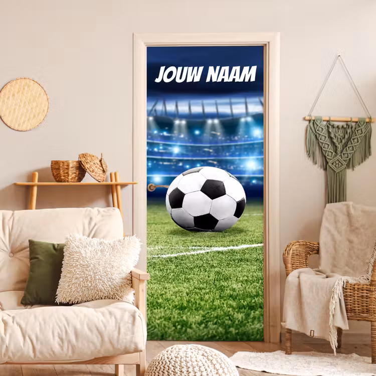 Voetbal op grasveld in een stadion met verlichting en personaliseerbare tekst bovenaan. deurposter klein -sfeer2