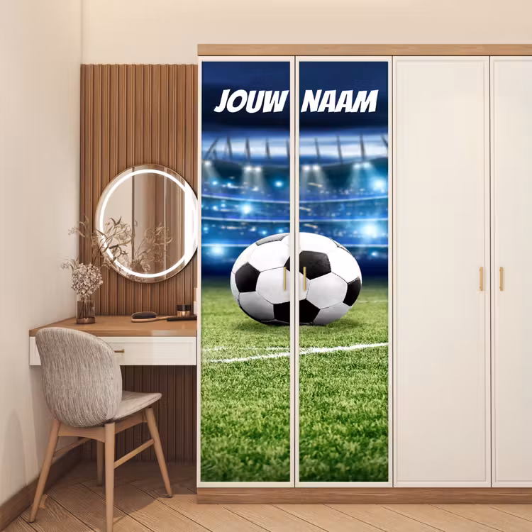 Voetbal op grasveld in een stadion met verlichting en personaliseerbare tekst bovenaan. deurposter klein -sfeer3