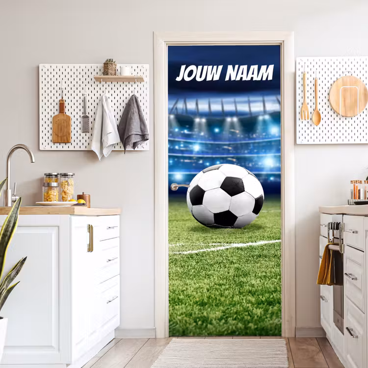 Voetbal op grasveld in een stadion met verlichting en personaliseerbare tekst bovenaan. deurposter klein -sfeer5