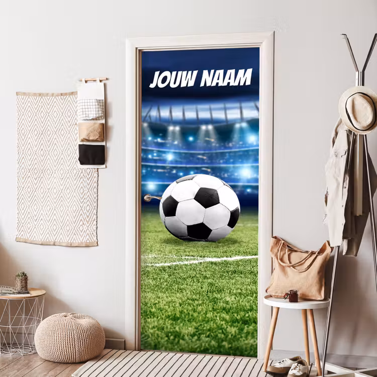 Voetbal op grasveld in een stadion met verlichting en personaliseerbare tekst bovenaan. deurposter klein -sfeer6