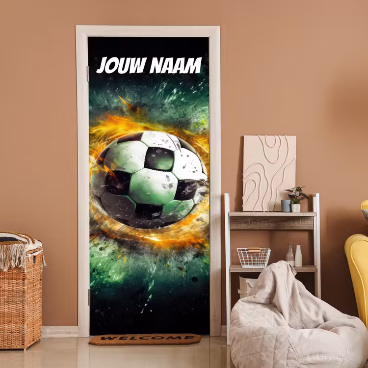 Voetbal met vlammen en de tekst “Deze kamer is van: jouw naam”. deurposter klein -sfeer1