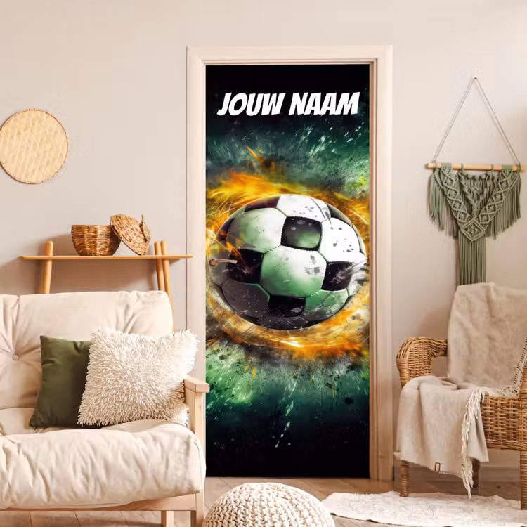 Voetbal met vlammen en de tekst “Deze kamer is van: jouw naam”. deurposter klein -sfeer2