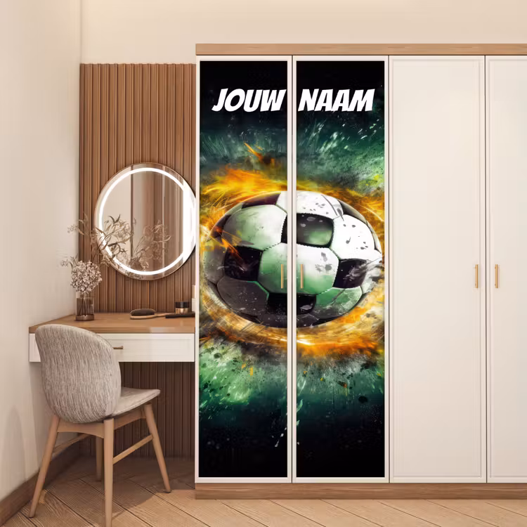Voetbal met vlammen en de tekst “Deze kamer is van: jouw naam”. deurposter klein -sfeer3