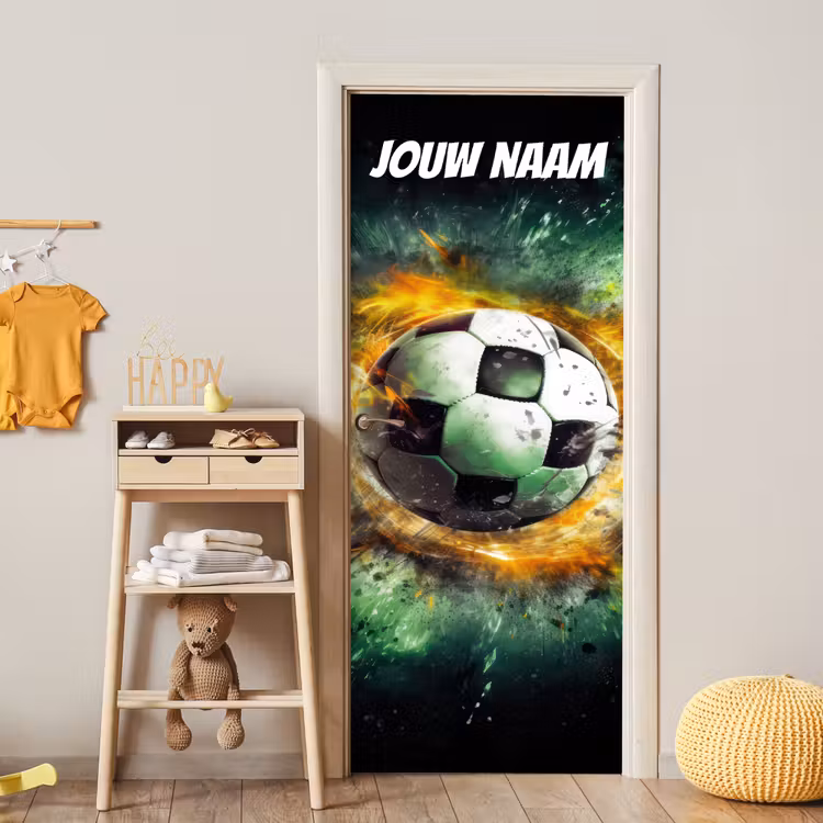 Voetbal met vlammen en de tekst “Deze kamer is van: jouw naam”. deurposter klein -sfeer4