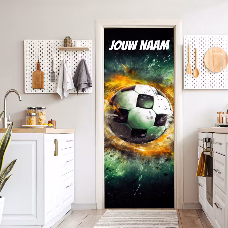 Voetbal met vlammen en de tekst “Deze kamer is van: jouw naam”. deurposter klein -sfeer5