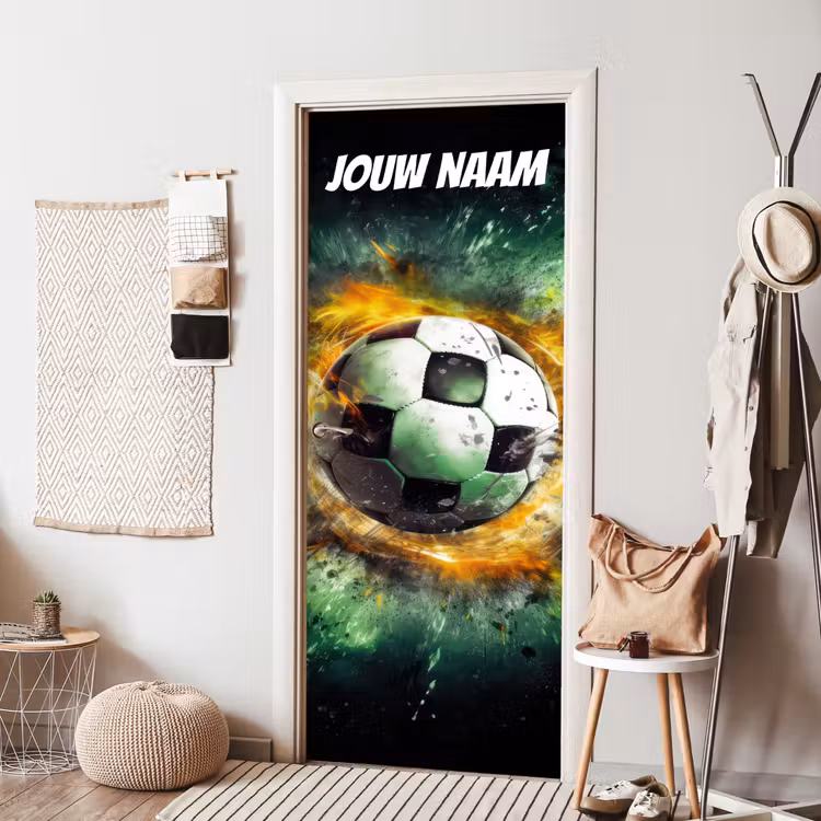 Voetbal met vlammen en de tekst “Deze kamer is van: jouw naam”. deurposter klein -sfeer6