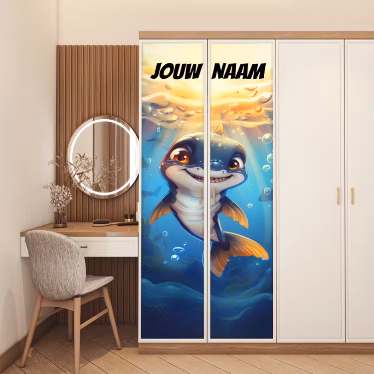 Vrolijke dolfijn onder water met de tekst “Deze kamer is van: jouw naam”. deurposter klein -sfeer3