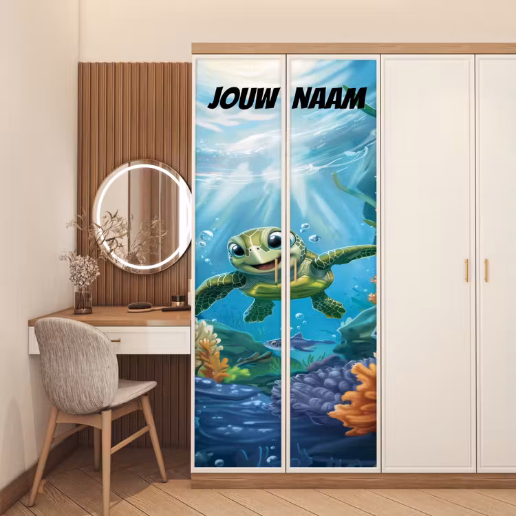 Vrolijke zeeschildpad onder water met de tekst “Deze kamer is van: jouw naam”. deurposter klein -sfeer3
