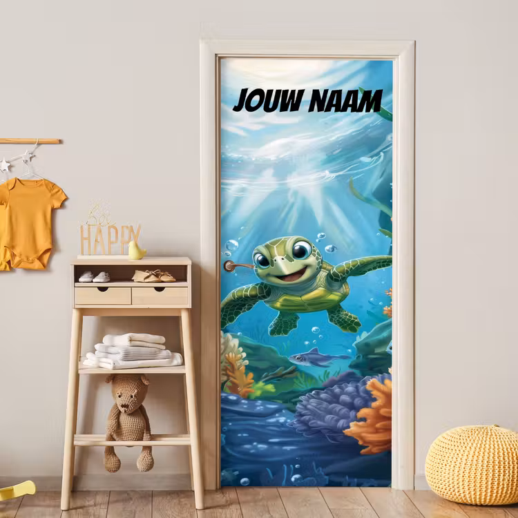 Vrolijke zeeschildpad onder water met de tekst “Deze kamer is van: jouw naam”. deurposter klein -sfeer4