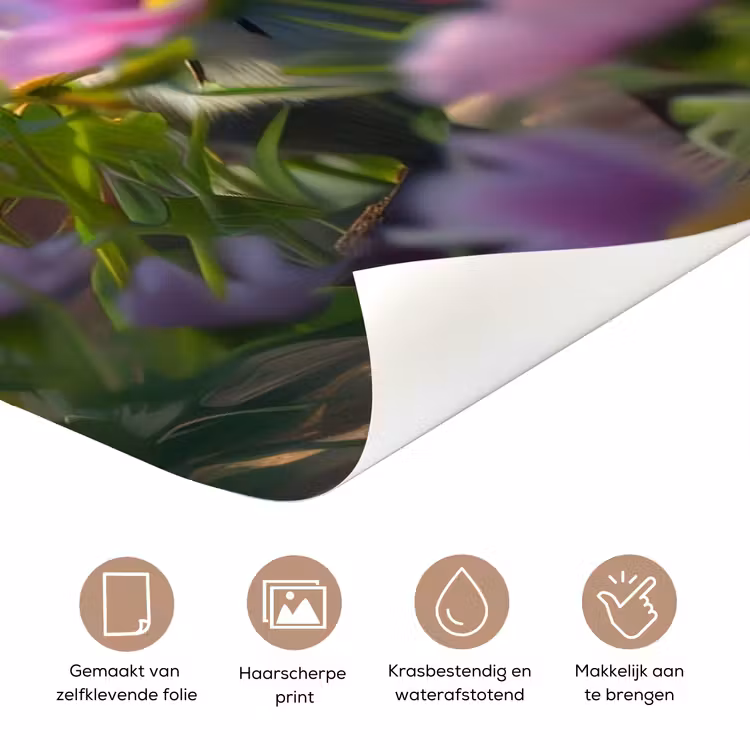 Schattige wasbeer met bouwhelm tussen bloemen en de tekst “Deze kamer is van: jouw naam”. deurposter klein -closeup_NL