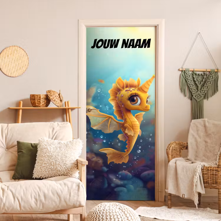 Schattig zeepaardje in warme kleuren met de tekst “Deze kamer is van: jouw naam”. deurposter klein -sfeer2