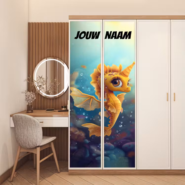 Schattig zeepaardje in warme kleuren met de tekst “Deze kamer is van: jouw naam”. deurposter klein -sfeer3