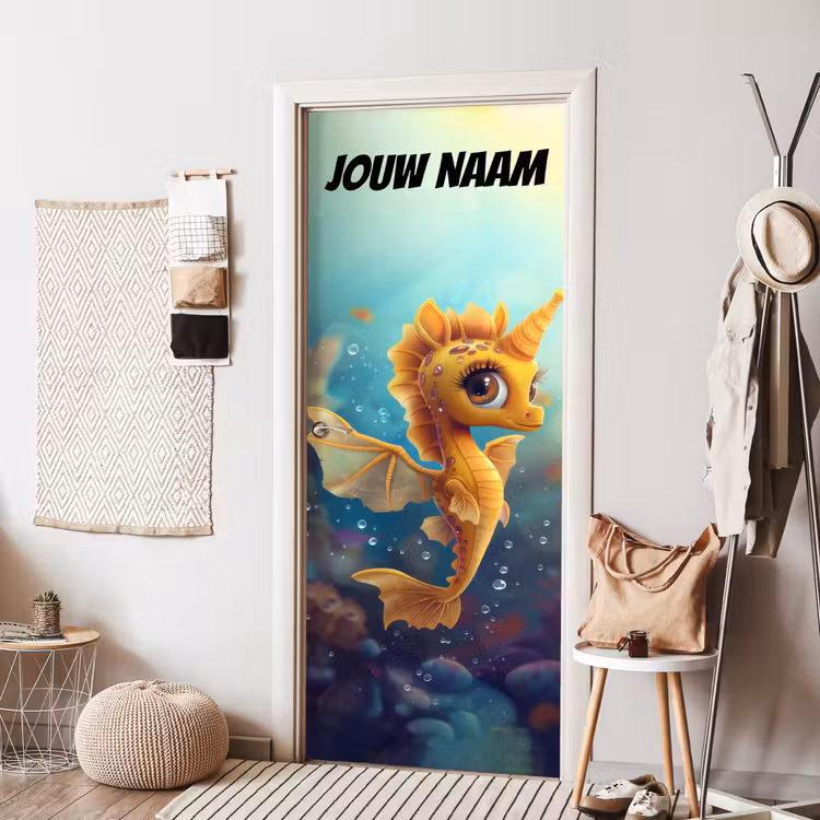 Schattig zeepaardje in warme kleuren met de tekst “Deze kamer is van: jouw naam”. deurposter klein -sfeer6