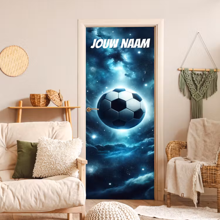 Zwevende voetbal in de ruimte met sterren en personaliseerbare tekst bovenaan. deurposter klein -sfeer2