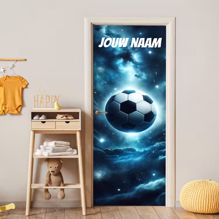 Zwevende voetbal in de ruimte met sterren en personaliseerbare tekst bovenaan. deurposter klein -sfeer4