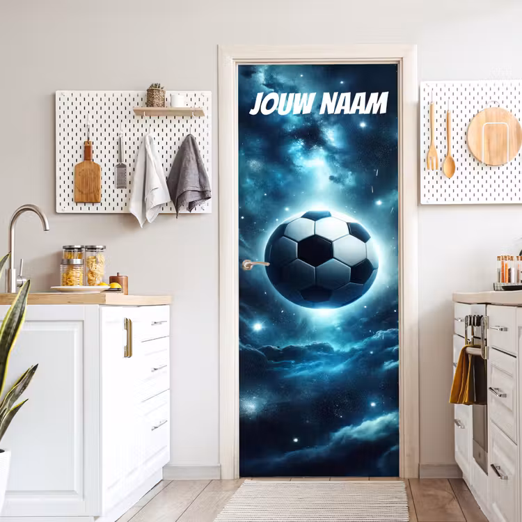 Zwevende voetbal in de ruimte met sterren en personaliseerbare tekst bovenaan. deurposter klein -sfeer5
