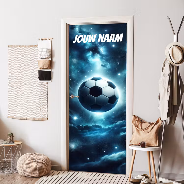 Zwevende voetbal in de ruimte met sterren en personaliseerbare tekst bovenaan. deurposter klein -sfeer6