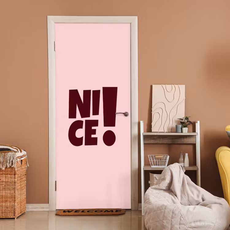 Nice - Uitroepteken - Roze deurposter klein -sfeer1
