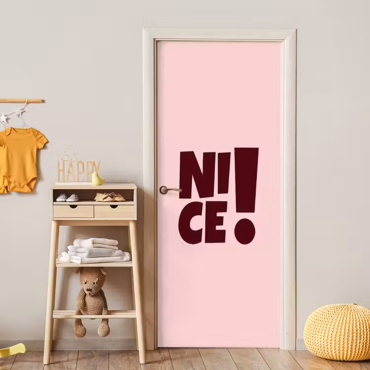 Nice - Uitroepteken - Roze deurposter klein -sfeer4