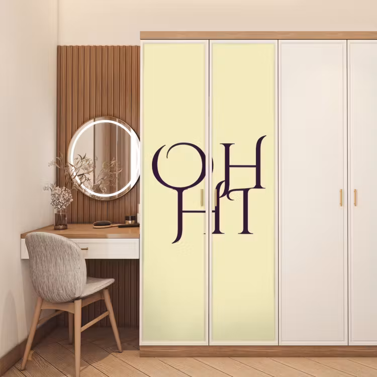 Oh hi - Geel - Monogram deurposter klein -sfeer3